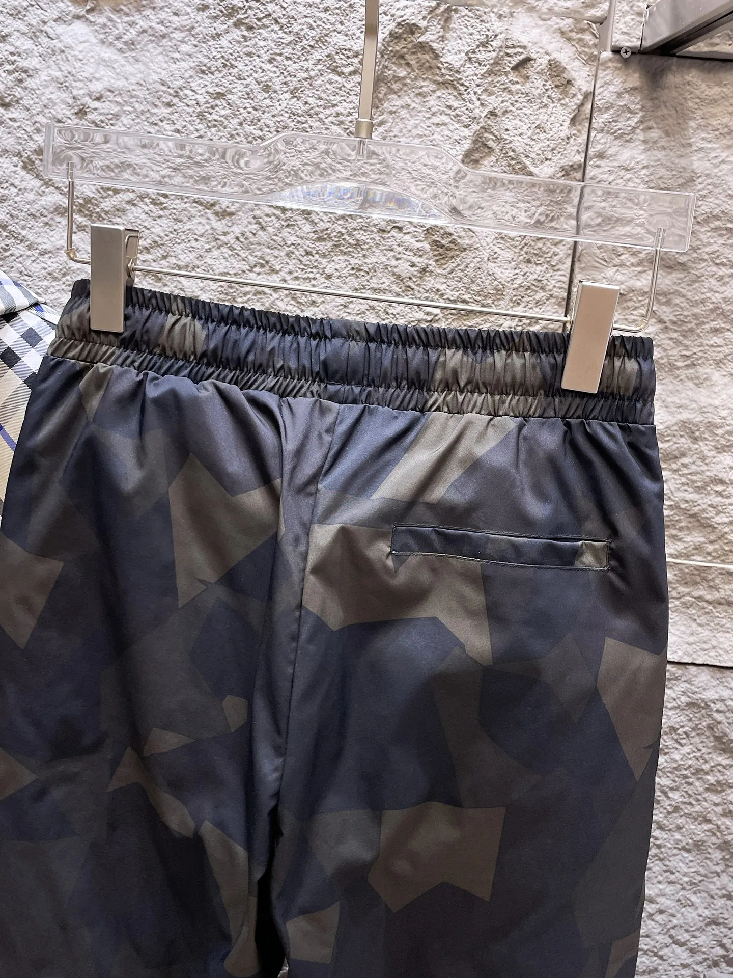 P490 Big Goose🇨🇦 🌹25 new autumn and winter thickened warm down pants are here🔥A must-have outdoor windproof, lockable and warm in winter. Made of professional-grade outdoor windproof, waterproof and breathable fabric. Lining is 90% white duck down filling. Lightweight design. Lightweight and warm. Seamless gluing process on the inside. Uses light and gall-free anti-drilling fabric to effectively prevent velvet running. Original hardware accessories. Classic logo matching. Simple and versatile, the upper body is stylish and not bloated. The style is the same for men and women! Size: M-3XL.